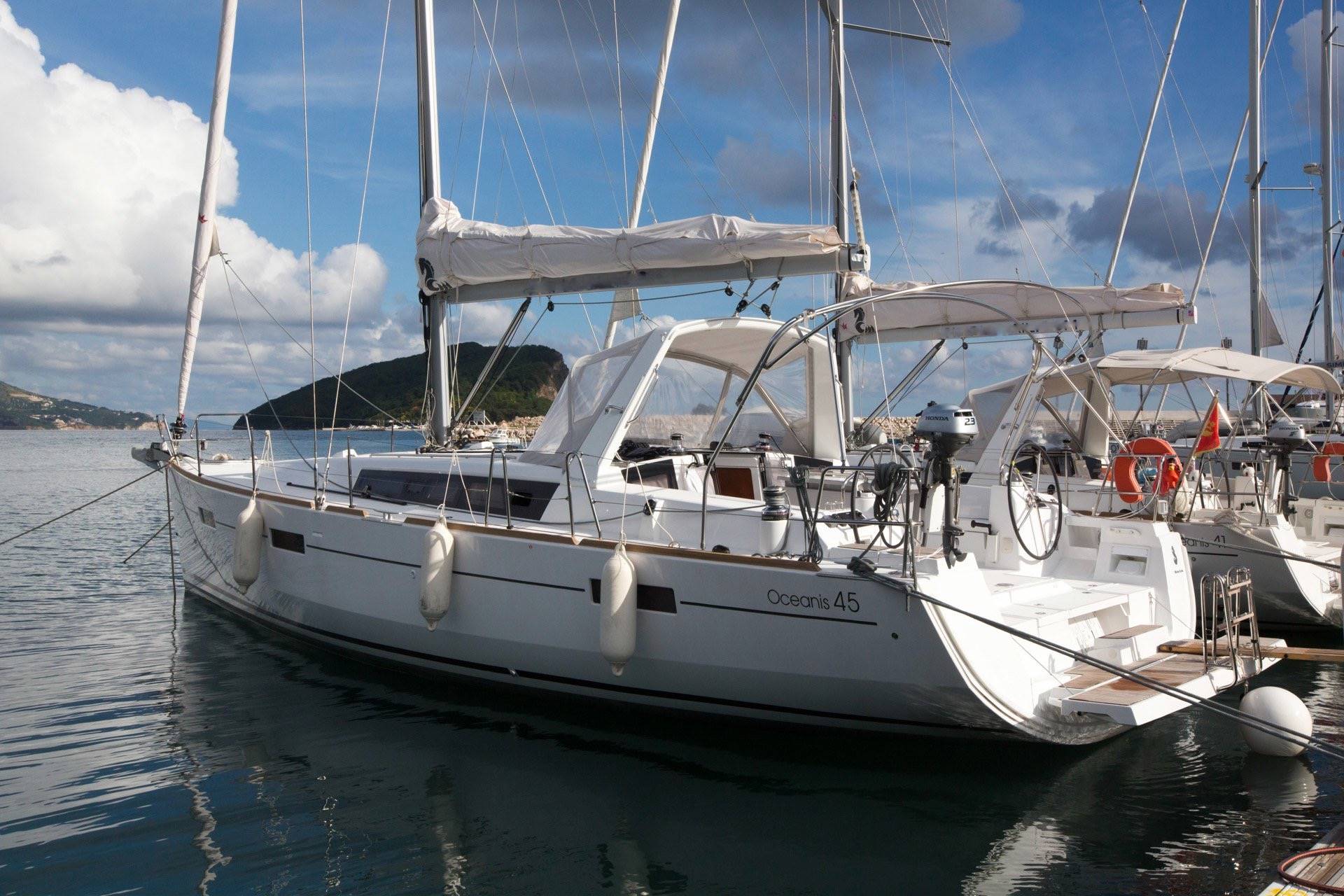 Velero Oceanis 45 en su destino