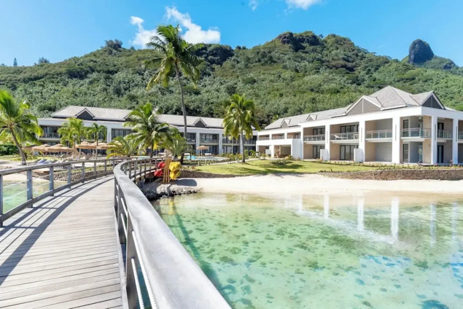 Cook's Bay Hotel and Suites | LAT.40